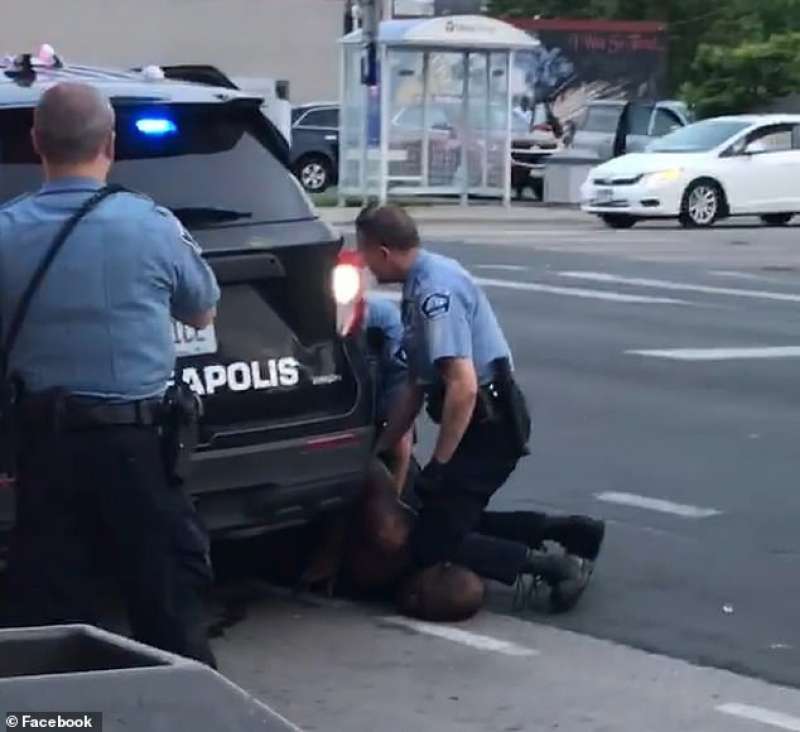 agente di polizia preme il ginocchio sul collo di george floyd minneapolis 4