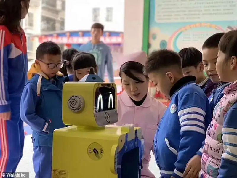 bambini  cinesi con robot dottori a scuola