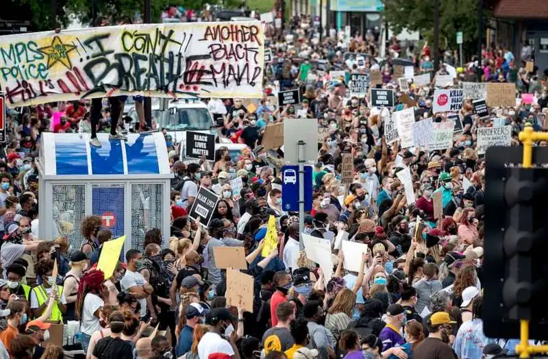 caos a minneapolis per la morte di george floyd 32