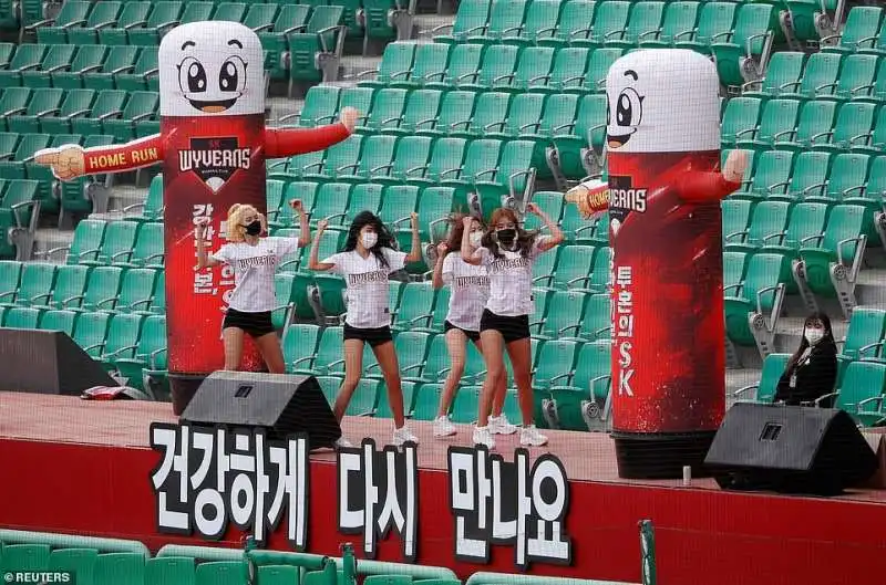 cheerleader con mascherina  alla riapertura del campionato di baseball in corea 1