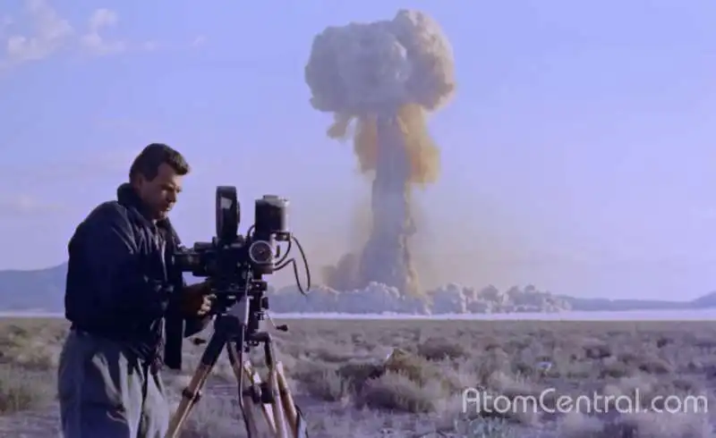 cineoperatore travolto dall'onda di una bomba atomica 3