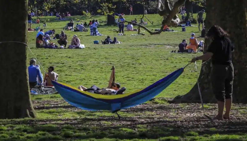 coronavirus a new york   folla a central park 8