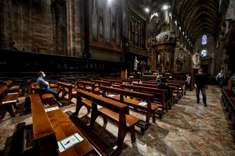 coronavirus, riprese le messe nella cattedrale del duomo 3