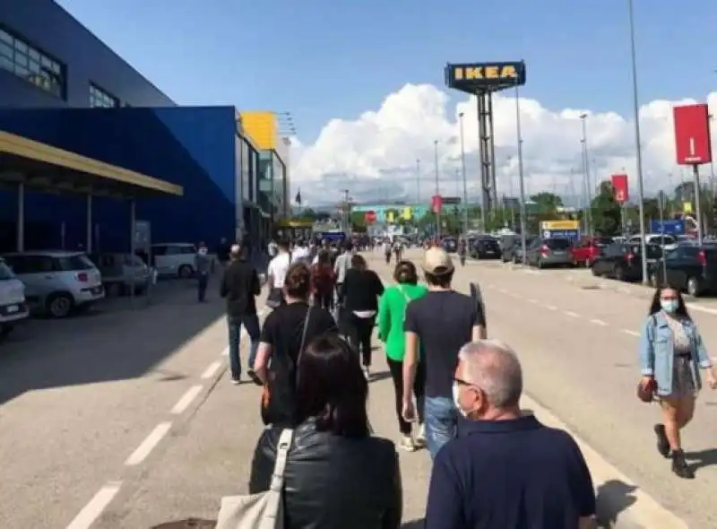 fila all'ikea di corsico per la riapertura dopo il lockdown 