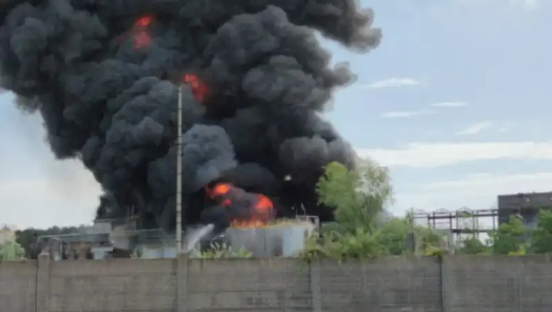 incendio in uno stabilimento chimico di marghera