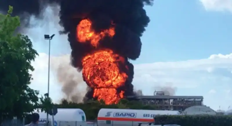 incendio in uno stabilimento chimico di marghera 6