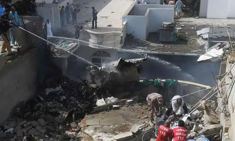 incidente aereo karachi 23