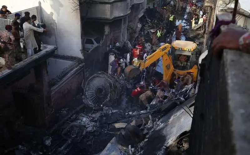 incidente aereo karachi 24