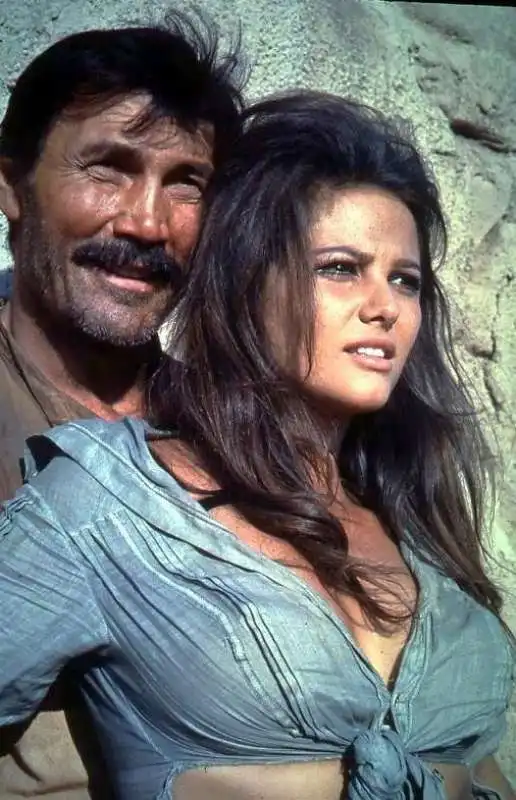 jack palance e claudia cardinale in i professionisti