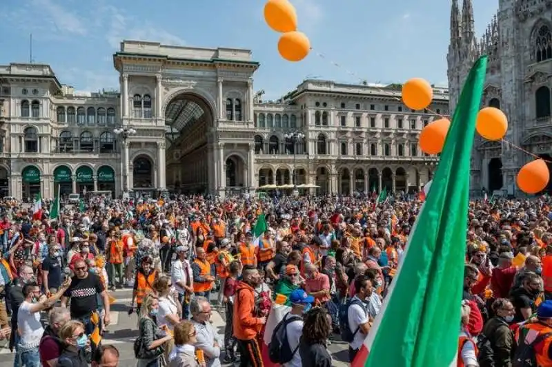 la protesta dei gilet arancioni