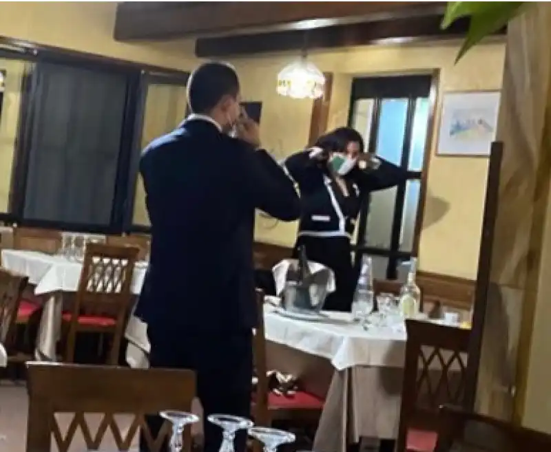 luigi di maio al ristorante il papetto senza mascherina 1