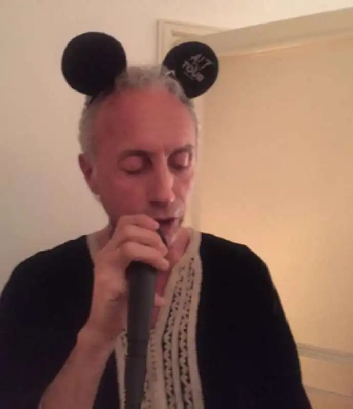 MARCO TRAVAGLIO E IL KARAOKE 