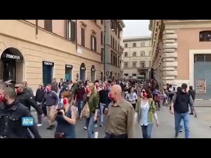 mascherine tricolori di casapound 