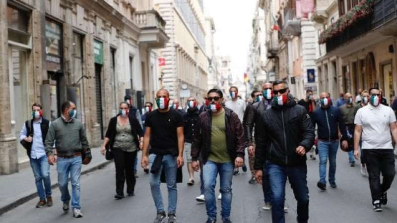 mascherine tricolori di casapound 2