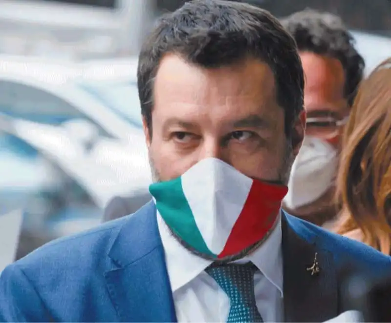 MATTEO SALVINI CON LA MASCHERINA TRICOLORE