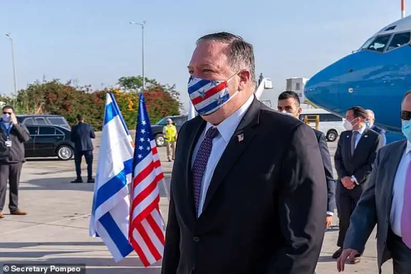 MIKE POMPEO CON MASCHERINA PATRIOTTICA