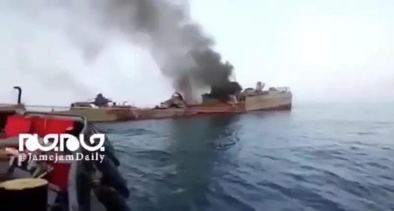 nave iraniana sbaglia bersaglio e colpisce nave amica 8