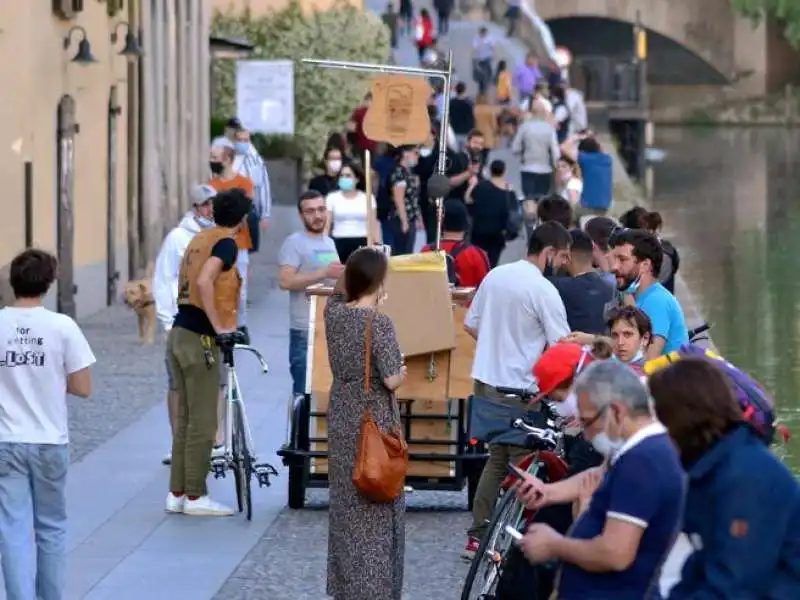 navigli pieni di gente 