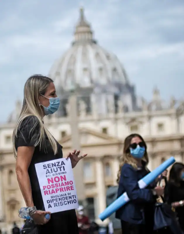 protesta dei commercianti in piazza san pietro 1