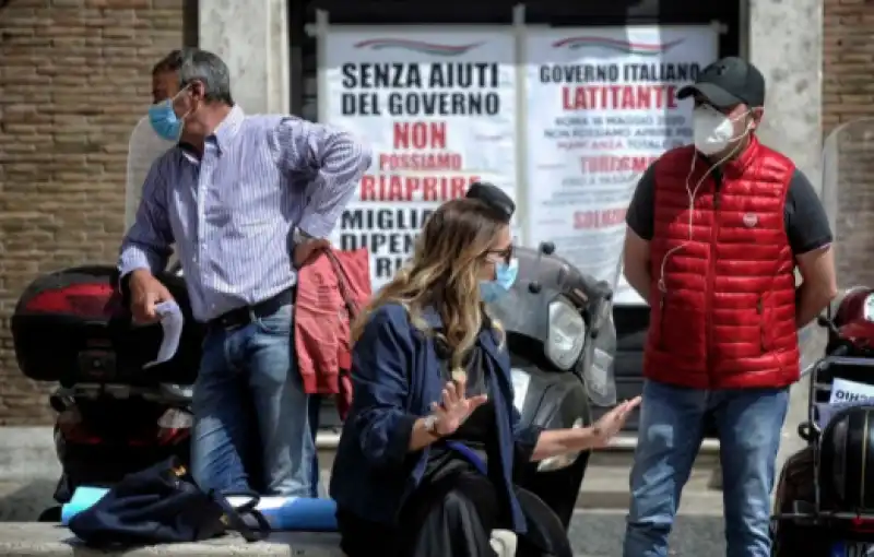 protesta dei commercianti in piazza san pietro 11