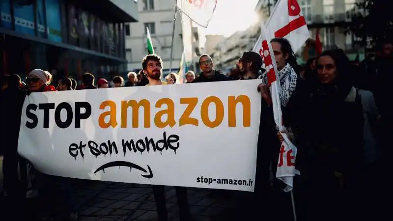 proteste contro amazon in francia