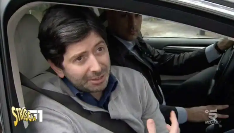 ROBERTO SPERANZA IN AUTO SENZA MASCHERINA    