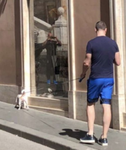 ROCCO CASALINO A SPASSO CON IL CANE IN VIA CONDOTTI