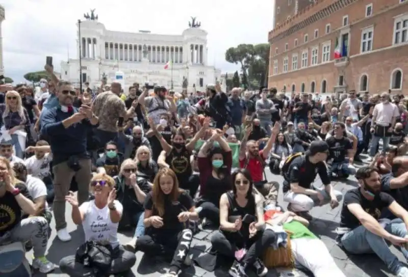 roma   la protesta dell estrema destra a piazza venezia 10