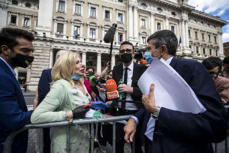 sandra  milo  incatenata  a palazzo chigi