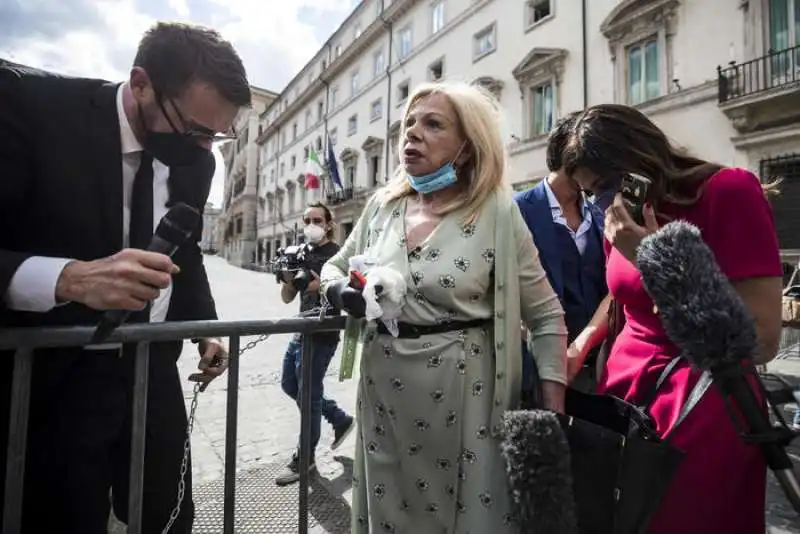 sandra  milo  incatenata a palazzo chigi