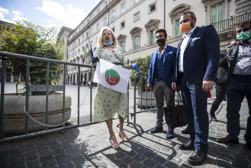 sandra milo  incatenata a palazzo chigi