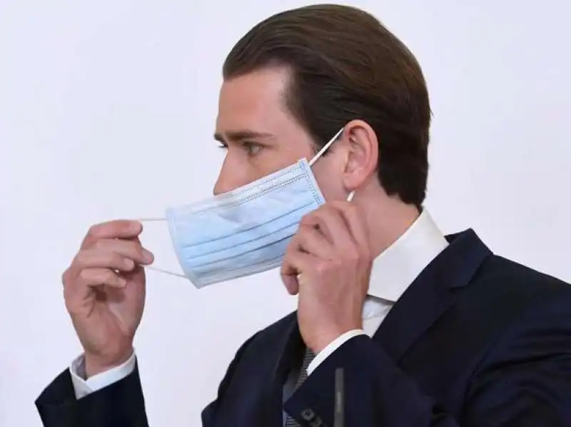 SEBASTIAN KURZ CON LA MASCHERINA