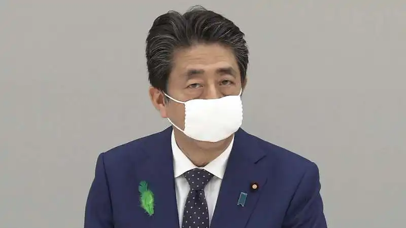 shinzo abe con la mascherina 1