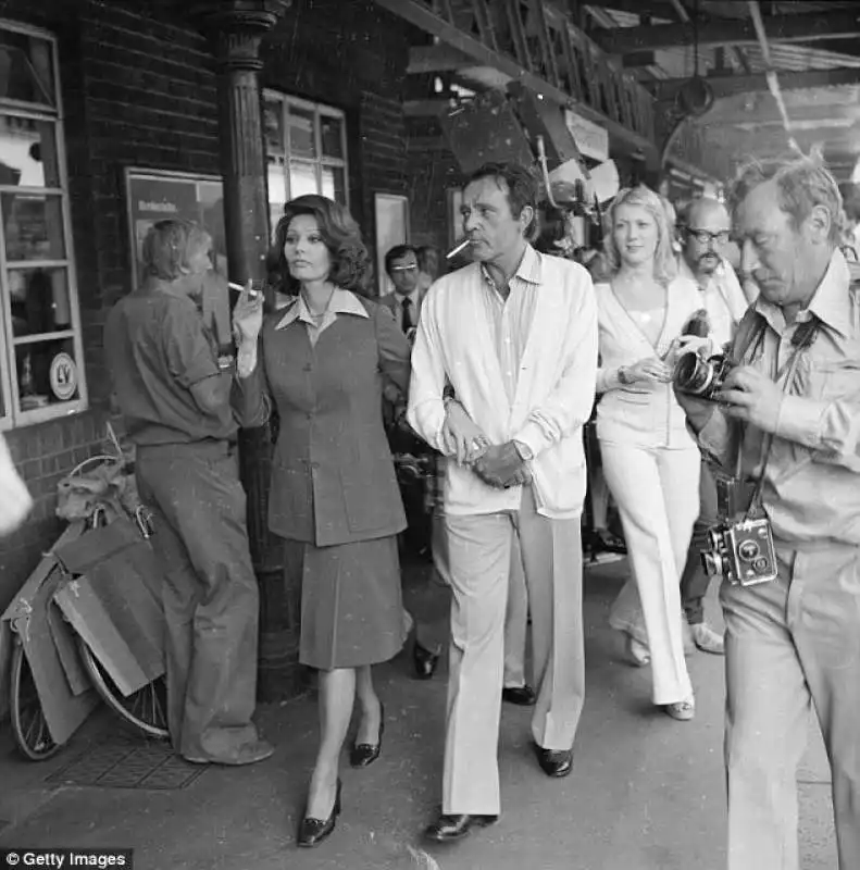 sophia loren a passeggio con richard burton sul set de il viaggio