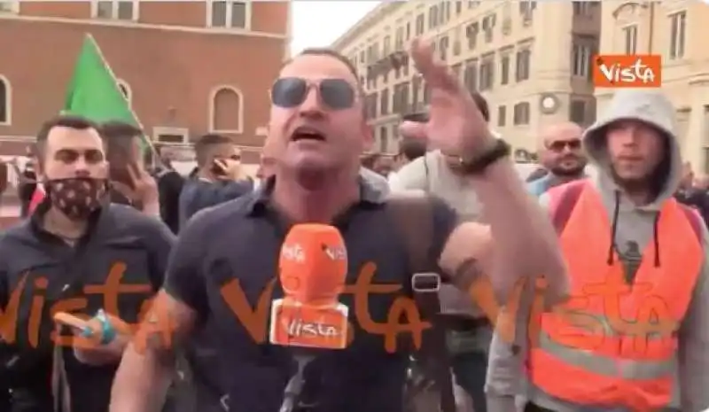 UNO DEI MANIFESTANTI DEI GILET ARANCIONI ACCUSA SALVINI E MELONI