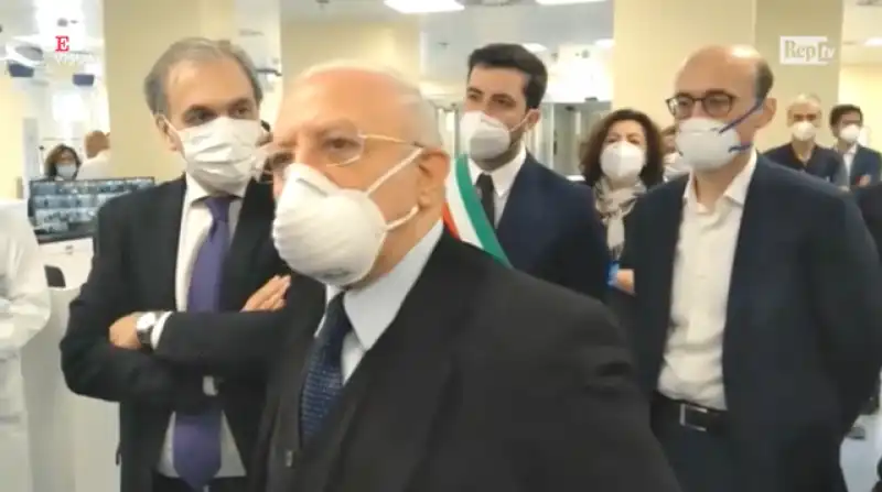 vincenzo de luca in visita all'ospedale covid di boscotrecase 1