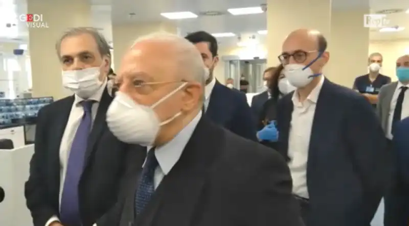 vincenzo de luca in visita all'ospedale covid di boscotrecase 4