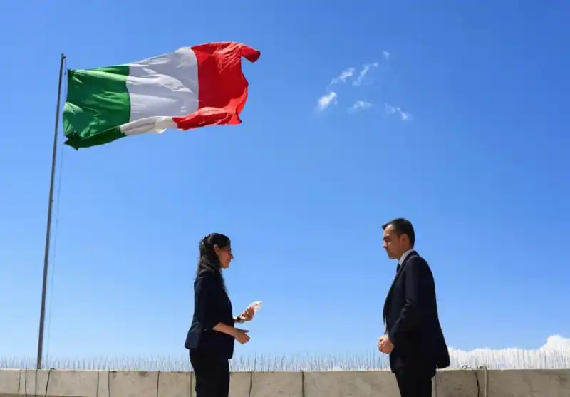 VIRGINIA RAGGI E LUIGI DI MAIO SUL TETTO DELLA FARNESINA