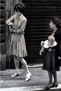 17 audrey hepburn fa l'elemosina in via condotti 1970 ph barillari