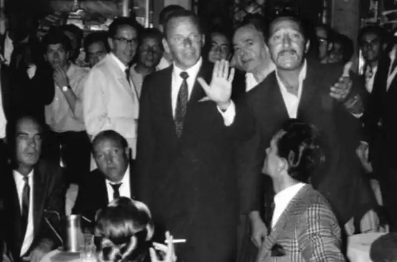 2   frank sinatra e il suo clan al cafe de paris   roma, 1963    ph barillari 