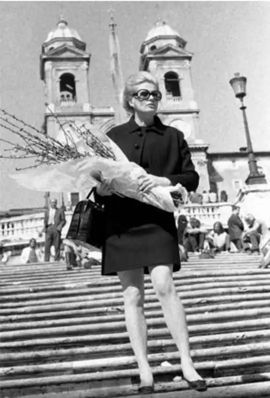 4   anita ekberg sulla scalinata di trinita dei monti in piazza di spagna   ph barillari