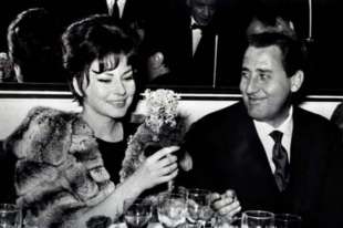 6 la principessa soraya esfandiary bakhtiary e alberto sordi roma 1965 ph barillari