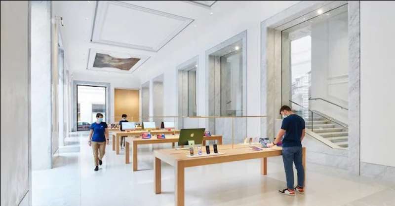 apple store palazzo marignoli 4