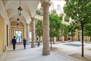 apple store palazzo marignoli 6