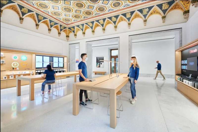 apple store palazzo marignoli 7