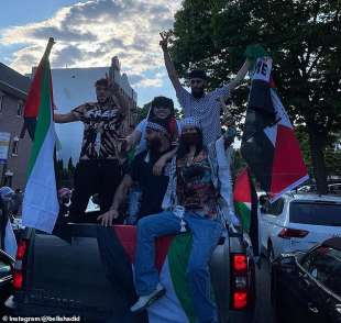 Bella Hadid a una manifestazione pro Palestina