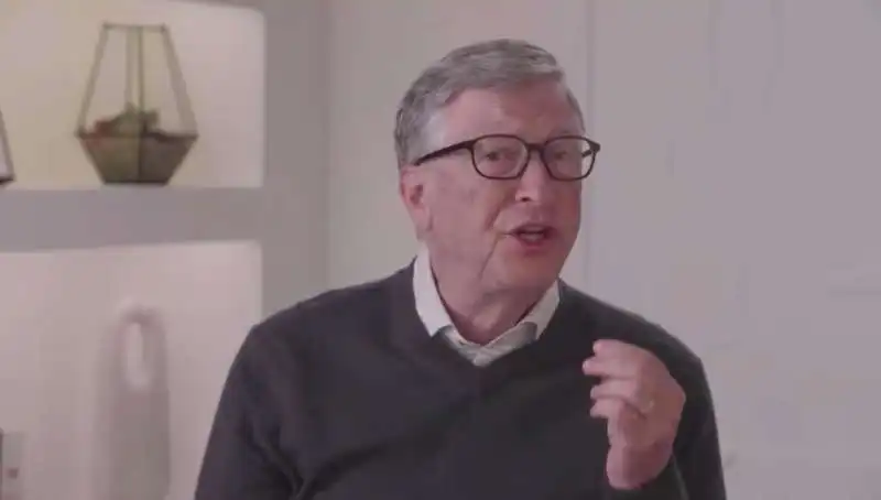 bill gates con la fede al dito parla al global health summit 