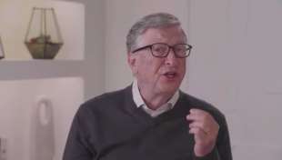 bill gates con la fede al dito parla al global health summit