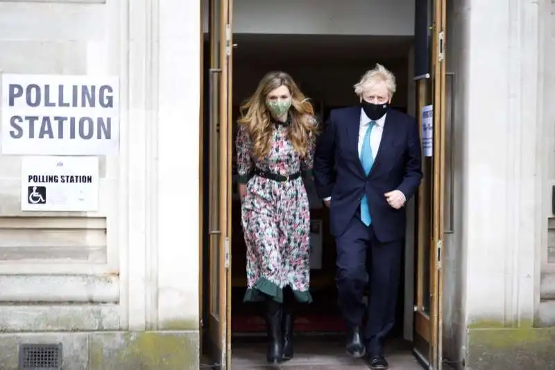 Boris Johnson e Carrie Symonds al voto