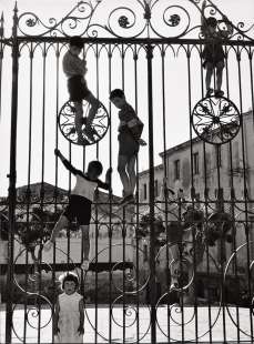 cancellata del portico del duomo di sassari foto di mario de biasi